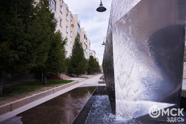 Поплескаться в воде, несмотря на тучи. В Омске открыли сезон фонтанов