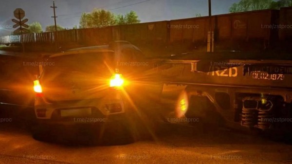 В Омске тепловоз протаранил легковой автомобиль В Омске тепловоз протаранил легковой автомобиль