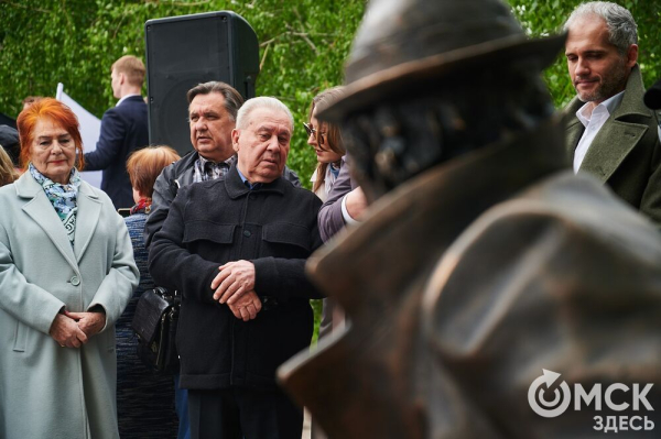 Первый памятник поэту Аркадию Кутилову, до сих пор вызывающему споры, открыли в Омске