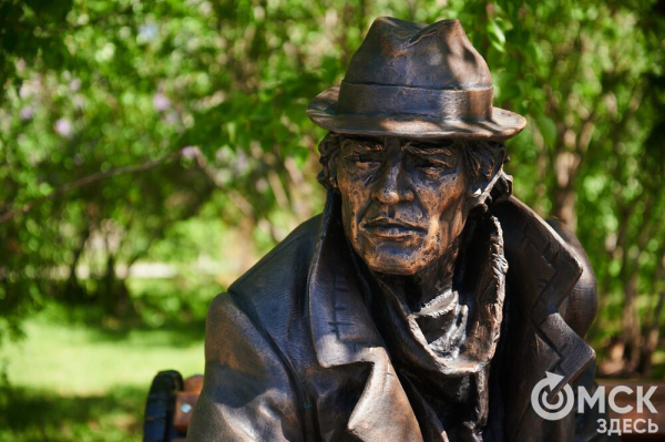 Что там скрыто? В сквере напротив ОмГУПСа появилась таинственная лавочка Что там скрыто? В сквере напротив ОмГУПСа появилась таинственная лавочка