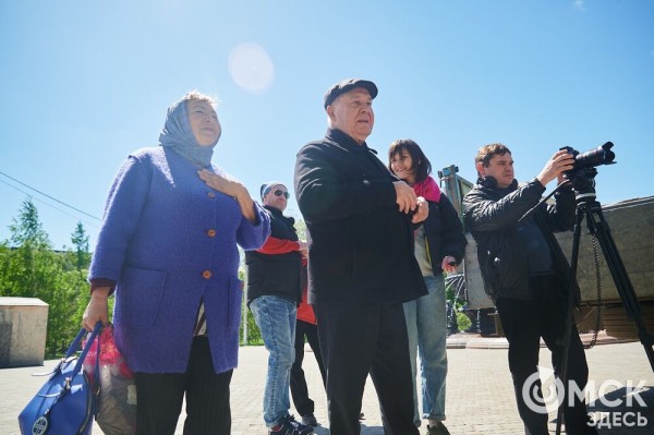 Что там скрыто? В сквере напротив ОмГУПСа появилась таинственная лавочка Что там скрыто? В сквере напротив ОмГУПСа появилась таинственная лавочка