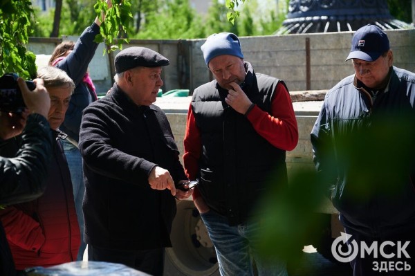 Что там скрыто? В сквере напротив ОмГУПСа появилась таинственная лавочка Что там скрыто? В сквере напротив ОмГУПСа появилась таинственная лавочка