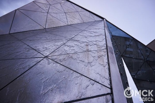 Поплескаться в воде, несмотря на тучи. В Омске открыли сезон фонтанов