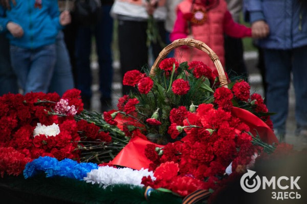 Ни дождь, ни ветер не помешали омичам отметить 9 Мая в парке Победы