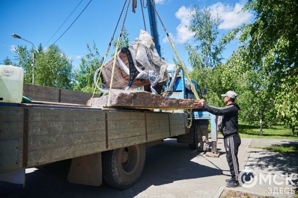 Что там скрыто? В сквере напротив ОмГУПСа появилась таинственная лавочка Что там скрыто? В сквере напротив ОмГУПСа появилась таинственная лавочка