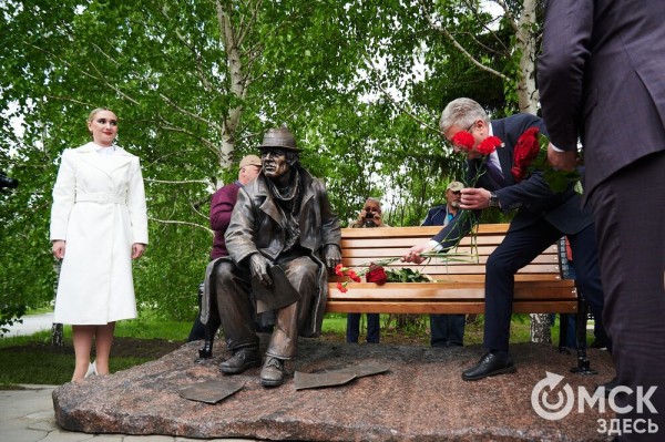 Первый памятник поэту Аркадию Кутилову, до сих пор вызывающему споры, открыли в Омске