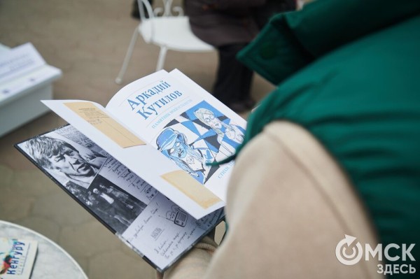 Первый памятник поэту Аркадию Кутилову, до сих пор вызывающему споры, открыли в Омске