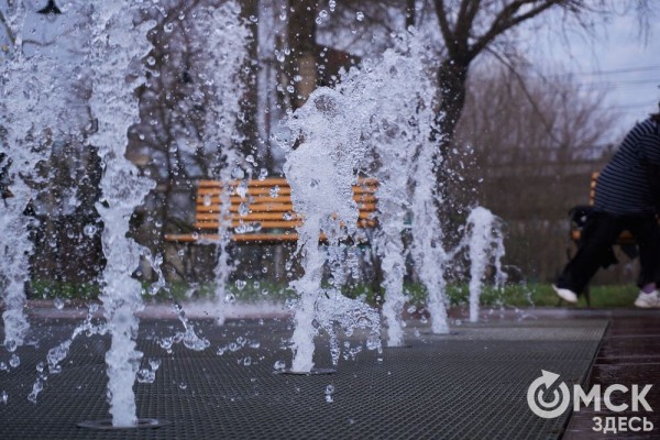 Поплескаться в воде, несмотря на тучи. В Омске открыли сезон фонтанов