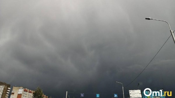Штормовой ветер, ливень и град накрыл Омскую область 9 мая
