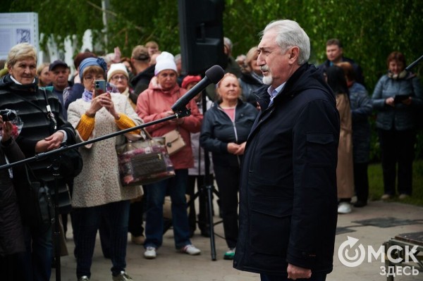 Первый памятник поэту Аркадию Кутилову, до сих пор вызывающему споры, открыли в Омске
