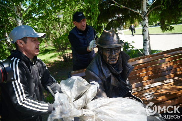 Что там скрыто? В сквере напротив ОмГУПСа появилась таинственная лавочка Что там скрыто? В сквере напротив ОмГУПСа появилась таинственная лавочка