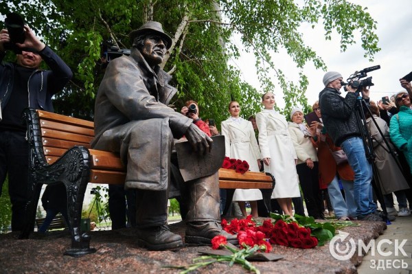 Первый памятник поэту Аркадию Кутилову, до сих пор вызывающему споры, открыли в Омске