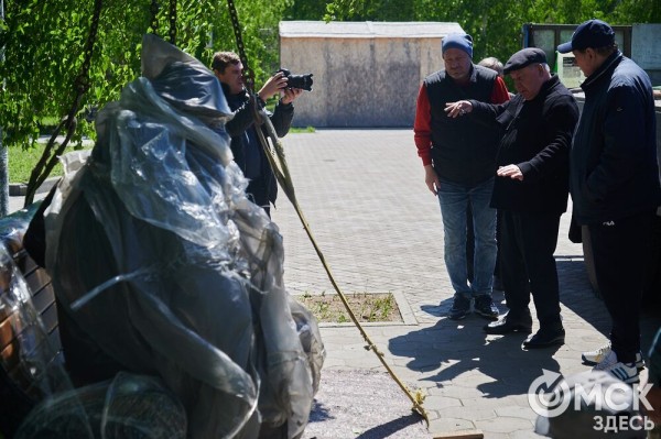 Что там скрыто? В сквере напротив ОмГУПСа появилась таинственная лавочка Что там скрыто? В сквере напротив ОмГУПСа появилась таинственная лавочка