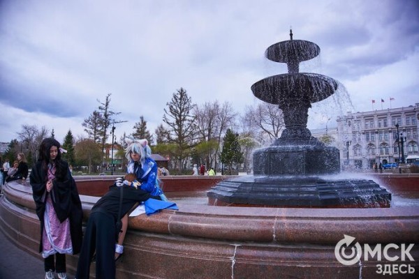 Поплескаться в воде, несмотря на тучи. В Омске открыли сезон фонтанов