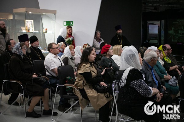 "Право памяти - быть живым". В Омске открылась выставка памяти Митрополита Феодосия