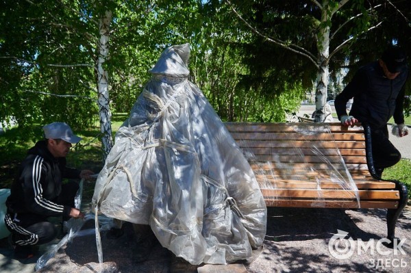 Что там скрыто? В сквере напротив ОмГУПСа появилась таинственная лавочка Что там скрыто? В сквере напротив ОмГУПСа появилась таинственная лавочка