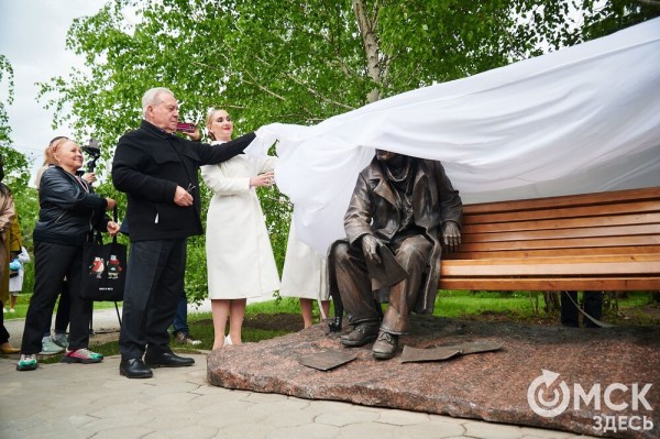 Первый памятник поэту Аркадию Кутилову, до сих пор вызывающему споры, открыли в Омске