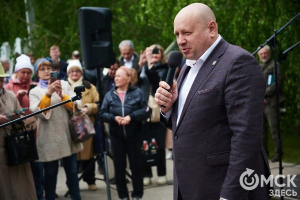 Первый памятник поэту Аркадию Кутилову, до сих пор вызывающему споры, открыли в Омске