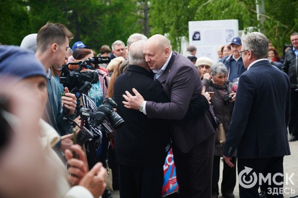 Первый памятник поэту Аркадию Кутилову, до сих пор вызывающему споры, открыли в Омске