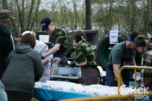Ни дождь, ни ветер не помешали омичам отметить 9 Мая в парке Победы