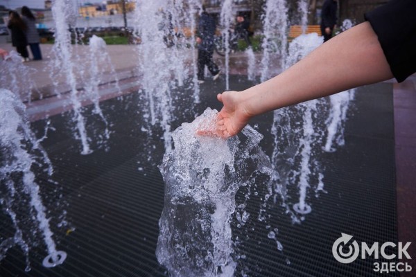 Поплескаться в воде, несмотря на тучи. В Омске открыли сезон фонтанов