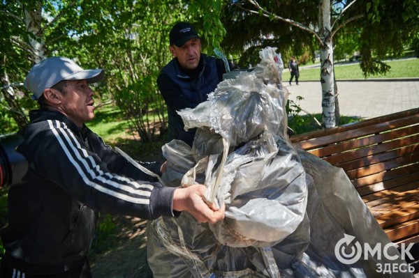 Что там скрыто? В сквере напротив ОмГУПСа появилась таинственная лавочка Что там скрыто? В сквере напротив ОмГУПСа появилась таинственная лавочка