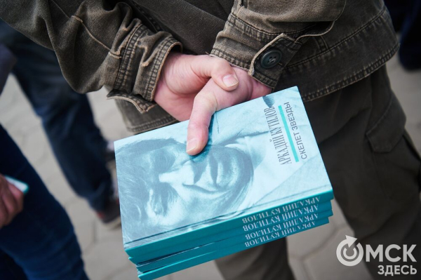 Первый памятник поэту Аркадию Кутилову, до сих пор вызывающему споры, открыли в Омске