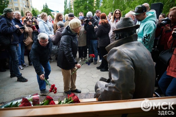 Первый памятник поэту Аркадию Кутилову, до сих пор вызывающему споры, открыли в Омске