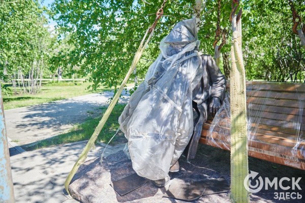 Что там скрыто? В сквере напротив ОмГУПСа появилась таинственная лавочка Что там скрыто? В сквере напротив ОмГУПСа появилась таинственная лавочка