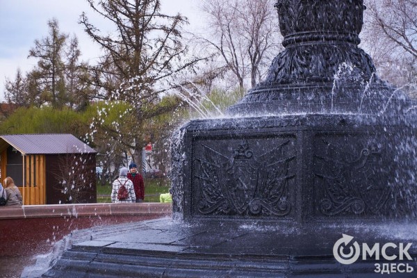 Поплескаться в воде, несмотря на тучи. В Омске открыли сезон фонтанов