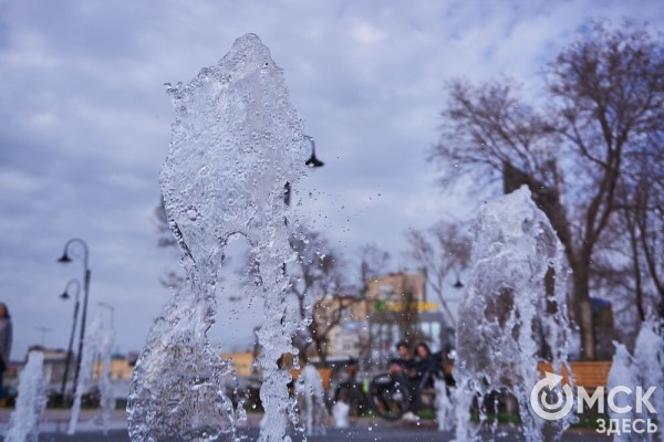 Поплескаться в воде, несмотря на тучи. В Омске открыли сезон фонтанов