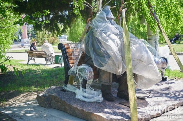 Что там скрыто? В сквере напротив ОмГУПСа появилась таинственная лавочка Что там скрыто? В сквере напротив ОмГУПСа появилась таинственная лавочка