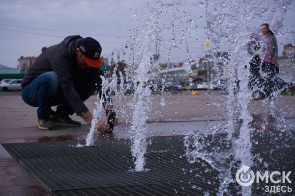 Поплескаться в воде, несмотря на тучи. В Омске открыли сезон фонтанов