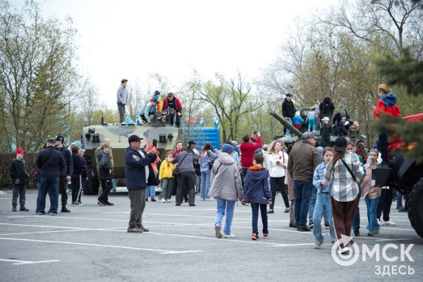 Ни дождь, ни ветер не помешали омичам отметить 9 Мая в парке Победы