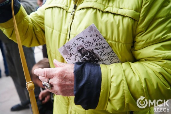 Первый памятник поэту Аркадию Кутилову, до сих пор вызывающему споры, открыли в Омске