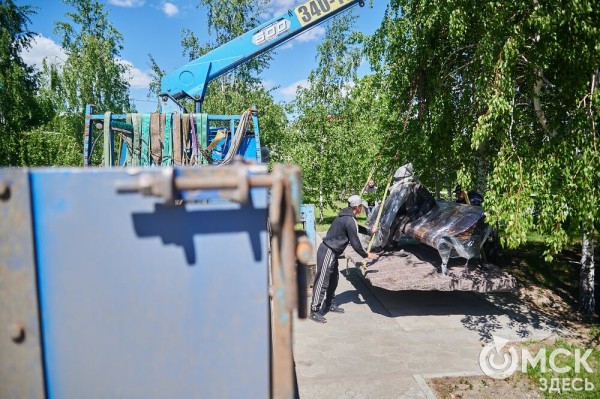 Что там скрыто? В сквере напротив ОмГУПСа появилась таинственная лавочка Что там скрыто? В сквере напротив ОмГУПСа появилась таинственная лавочка