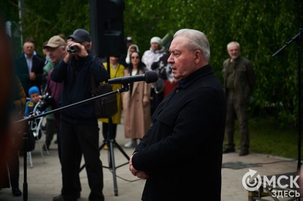 Первый памятник поэту Аркадию Кутилову, до сих пор вызывающему споры, открыли в Омске