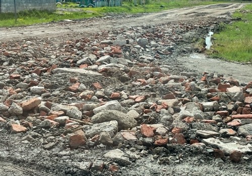 Камни «проткновения»: грунтовую дорогу в Омской области укрепили до скрежета Камни «проткновения»: грунтовую дорогу в Омской области укрепили до скрежета