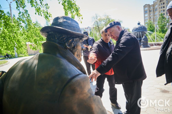 Что там скрыто? В сквере напротив ОмГУПСа появилась таинственная лавочка Что там скрыто? В сквере напротив ОмГУПСа появилась таинственная лавочка