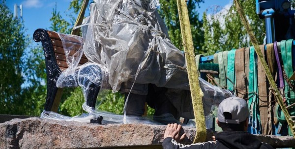 Что там скрыто? В сквере напротив ОмГУПСа появилась таинственная лавочка Что там скрыто? В сквере напротив ОмГУПСа появилась таинственная лавочка