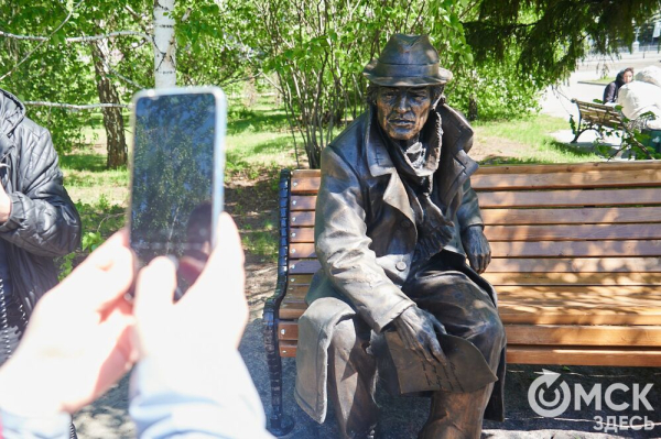 Что там скрыто? В сквере напротив ОмГУПСа появилась таинственная лавочка Что там скрыто? В сквере напротив ОмГУПСа появилась таинственная лавочка