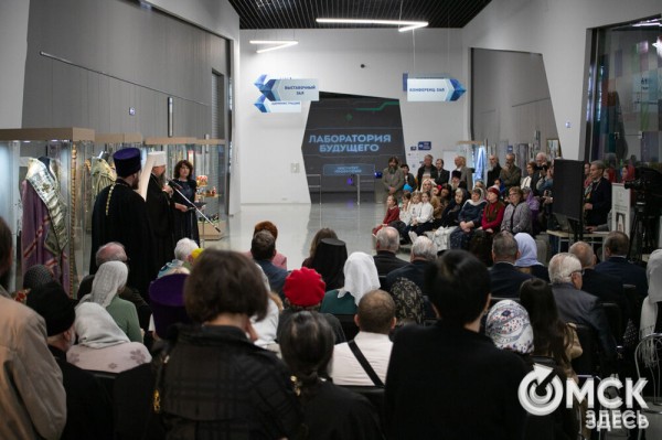 "Право памяти - быть живым". В Омске открылась выставка памяти Митрополита Феодосия