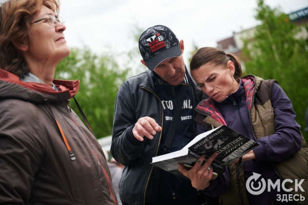 Первый памятник поэту Аркадию Кутилову, до сих пор вызывающему споры, открыли в Омске