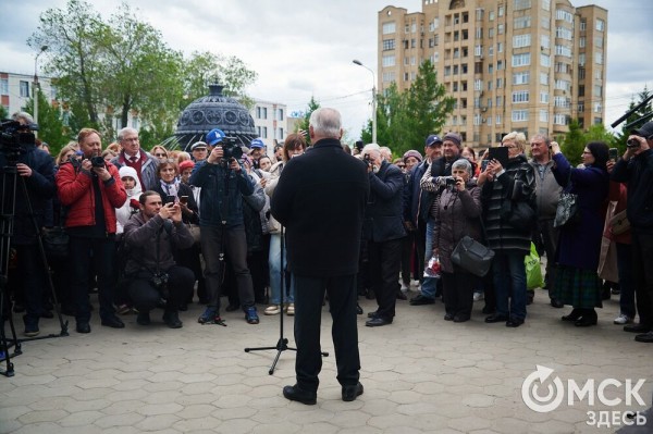 Первый памятник поэту Аркадию Кутилову, до сих пор вызывающему споры, открыли в Омске