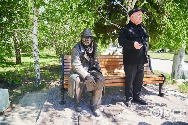 Что там скрыто? В сквере напротив ОмГУПСа появилась таинственная лавочка Что там скрыто? В сквере напротив ОмГУПСа появилась таинственная лавочка