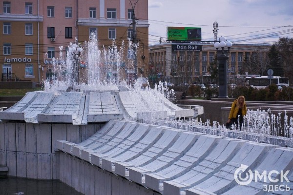 Поплескаться в воде, несмотря на тучи. В Омске открыли сезон фонтанов