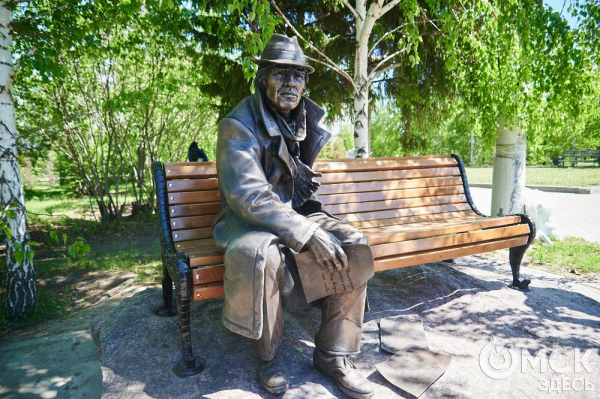 Что там скрыто? В сквере напротив ОмГУПСа появилась таинственная лавочка Что там скрыто? В сквере напротив ОмГУПСа появилась таинственная лавочка