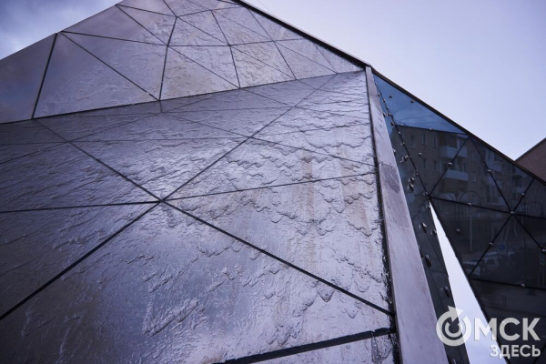 Поплескаться в воде, несмотря на тучи. В Омске открыли сезон фонтанов