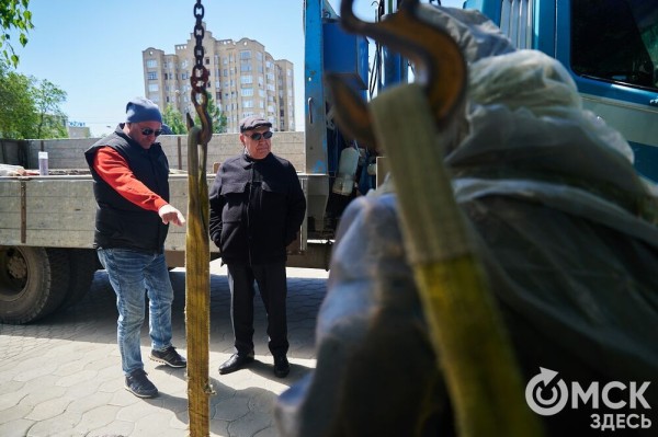 Что там скрыто? В сквере напротив ОмГУПСа появилась таинственная лавочка Что там скрыто? В сквере напротив ОмГУПСа появилась таинственная лавочка