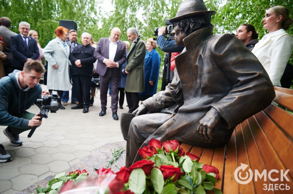 Первый памятник поэту Аркадию Кутилову, до сих пор вызывающему споры, открыли в Омске